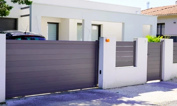 Ako vybrať plotové výplne: kov, ťahokov alebo kombinácia?