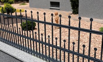 Kované brány a ploty ponúkajú moderný sposob oplotenia