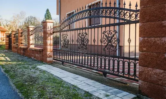 Kovaný plot a okrasný plot