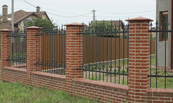 Kovaný plot z plotových dielcov