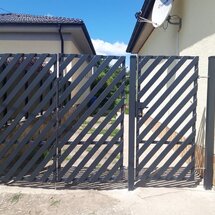 Krídlová brána kované pre rodinný dom so vstupnou bráničkou