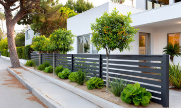 Moderné dizajny plotových výplní, ktoré sú teraz trendy