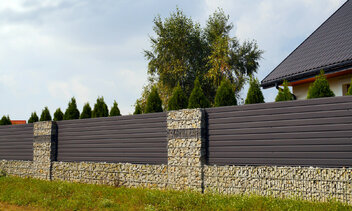 Moderné kované ploty: Elegancia, ktorá chráni váš domov
