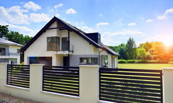 Moderné ploty pre každý dom: Kovaný, ťahokov a bezúdržbové riešenia v jednom