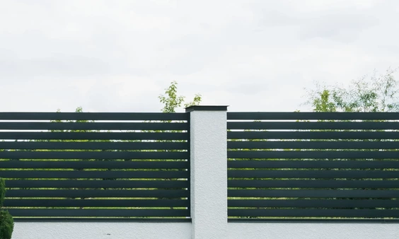 Moderný kovaný plot pri rodinnom dome