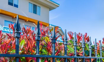 Plotové dielce ako základ: Ako si poskladať celý plotový a bránový systém z e-shopu