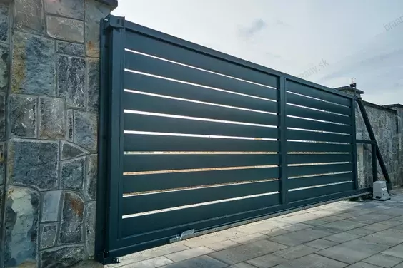 Posuvná brána s elektrickým pohonom Braany Posuvná brána s elektrickým pohonom Braany