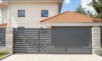 Výhody samonosných brán z pohľadu pevnosti a jednoduchšej inštalácie